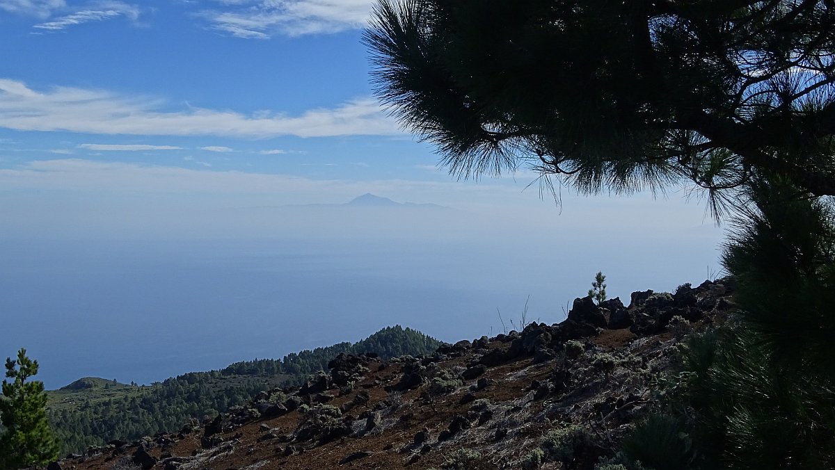 der Teide auf Teneriffa im Dunst