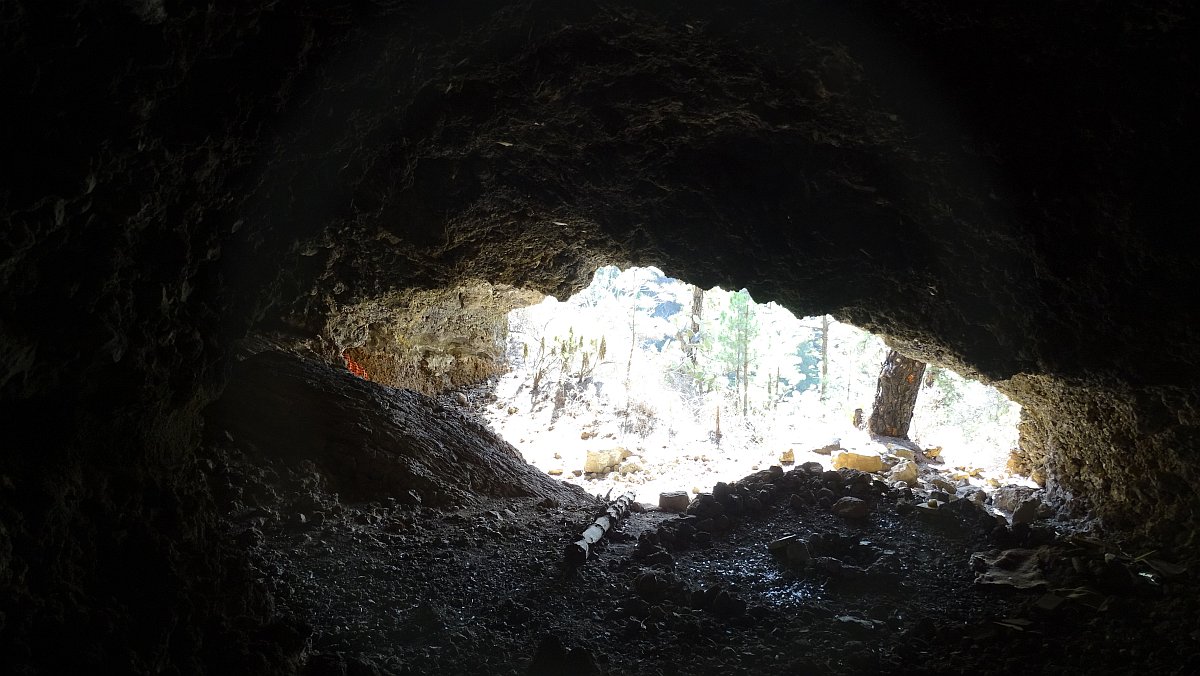 Höhle (mit weiterem Cachefund) am Weg nach El Pinar