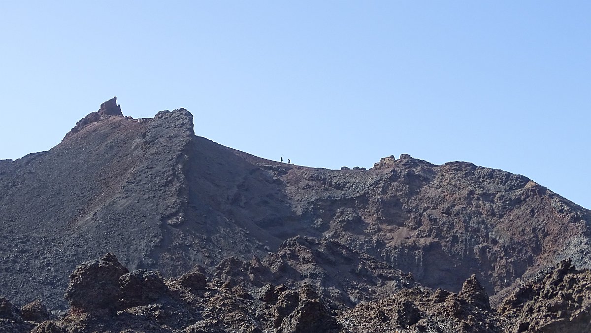 Blick zurück, andere ersteigen den Teneguia-Gipfel