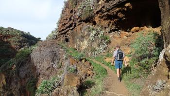 Barranco de Los Tanques, Weg auf der anderen Seite am Hang entlang