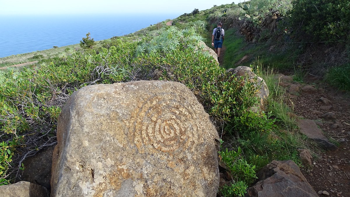 Petroglyphen am Wegesrand