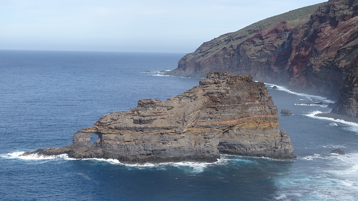 Küste bei Santo Domingo de Garafía, Felsen mit 2 Löchern