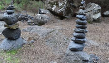 im Grund des Barranco de Izcagua, Steinmännchenkunst