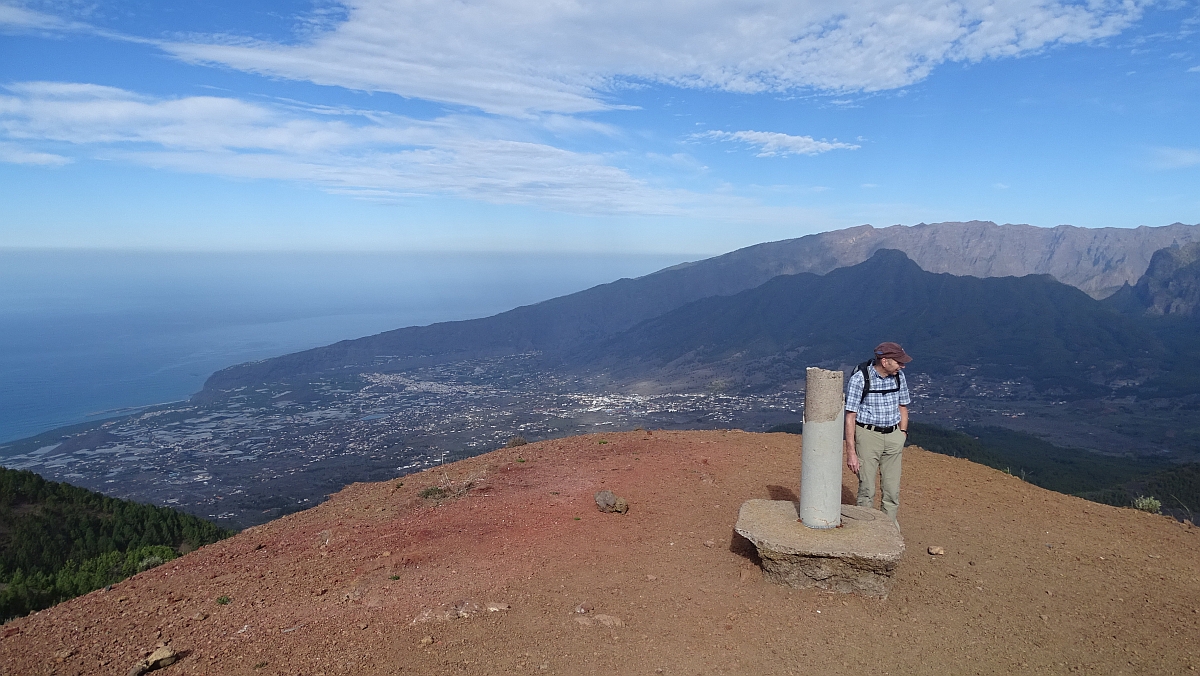 Gipfelsäule des Pico Birigoyo mit Caldera im Hintergrund