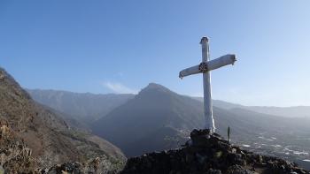 Gipfelkreuz am Mirador de La Cabezadas mit Blick auf den Pico Bejenado