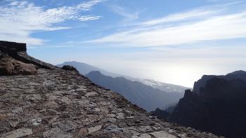 Blick aus 2.400 Meter Höhe zur Küste bei Tazacorte, El Hierro am Horizont