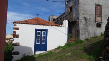 weißes Haus mit blauer Tür