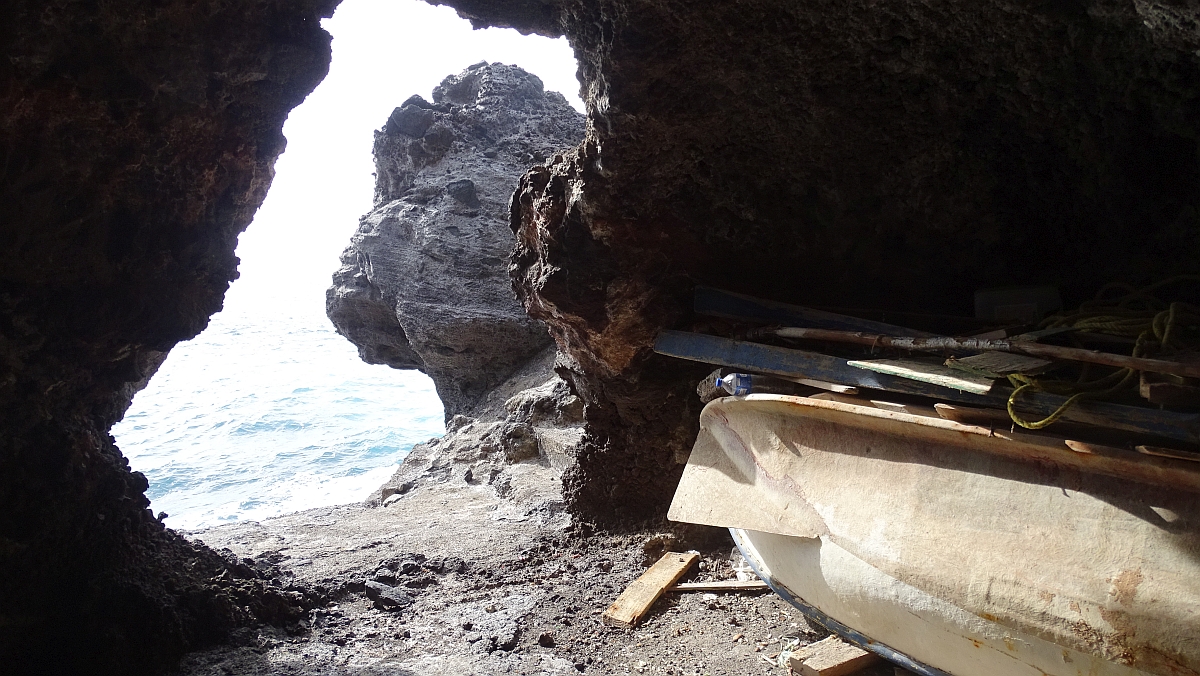 Höhle in der Steilwand als Bootsschuppen genutzt