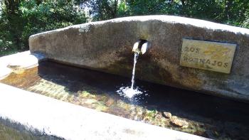 der Brunnen Fuente Los Dornajos bietet frisches klares Wasser 