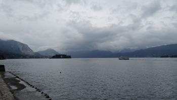 düsterer Lago Maggiore mit einer borromäischen Insel