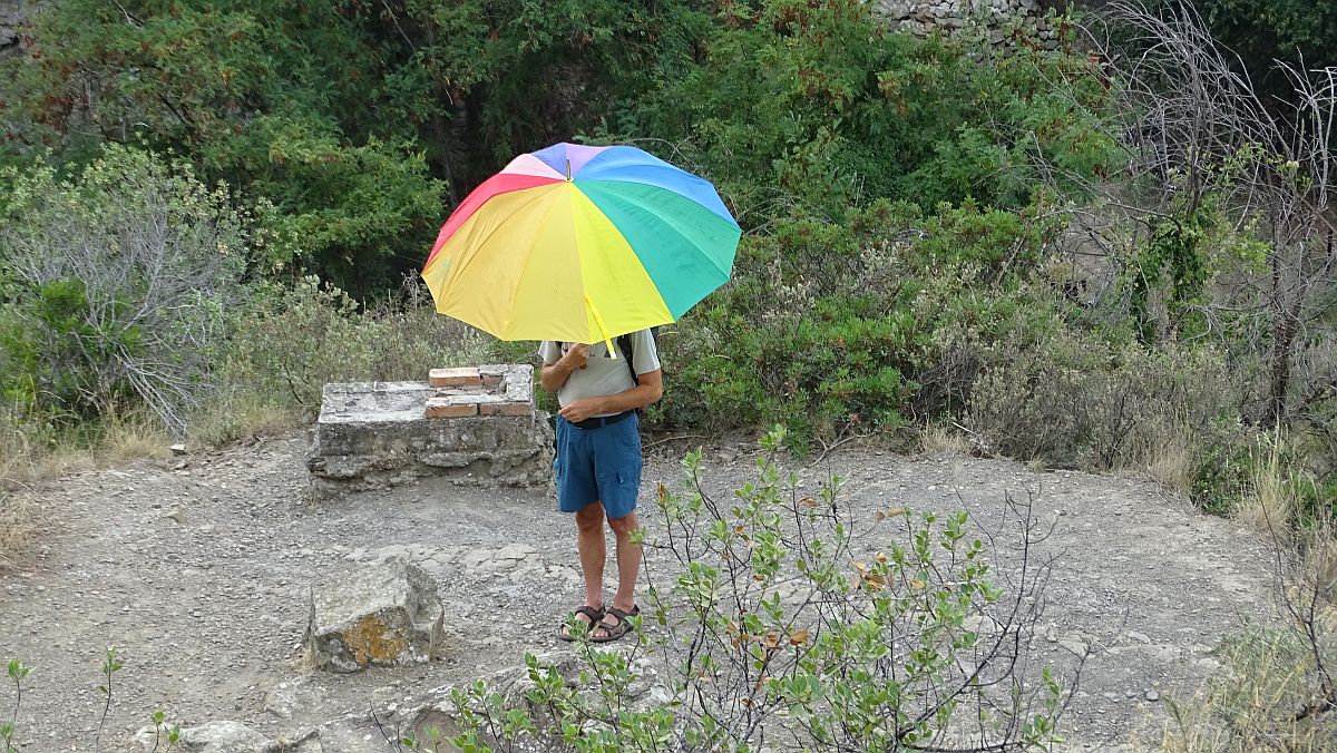 Dolceacqua, ein Männlein mit Sonnenschirm