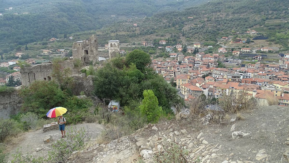 Dolceacqua, ein Männlein mit Sonnenschirm