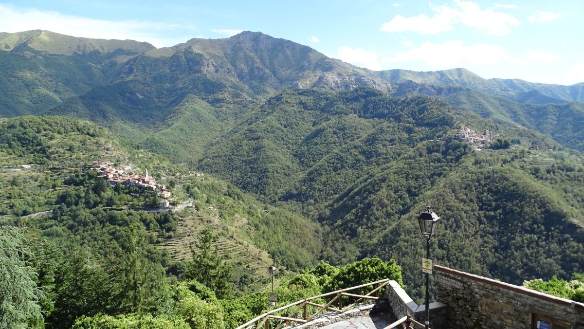 Blick auf die Bergddörfer Corté und Adagna