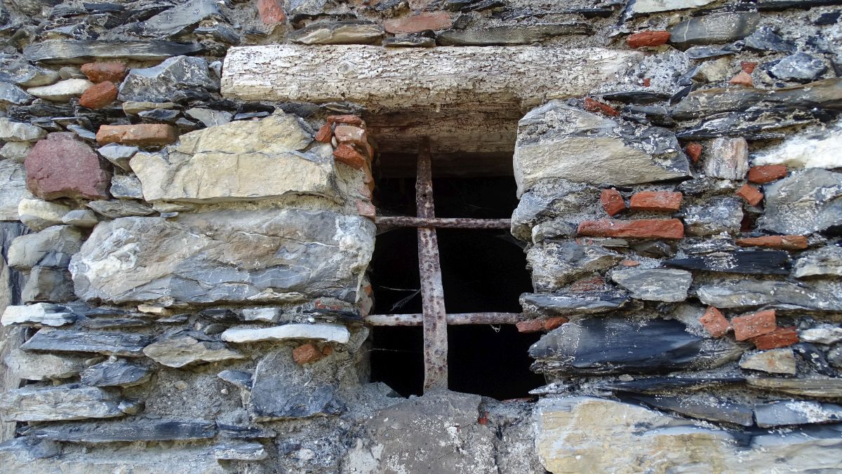 Fensteröfffnung eines Hexenhauses