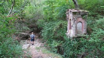 Kreuzweg, der zur Santuario della Madonna del Piano hinaufführt