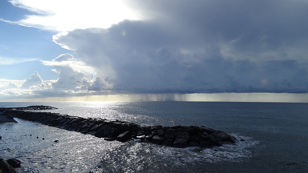 an der Uferpromenade in Porto Maurizio, Gewitter über der See