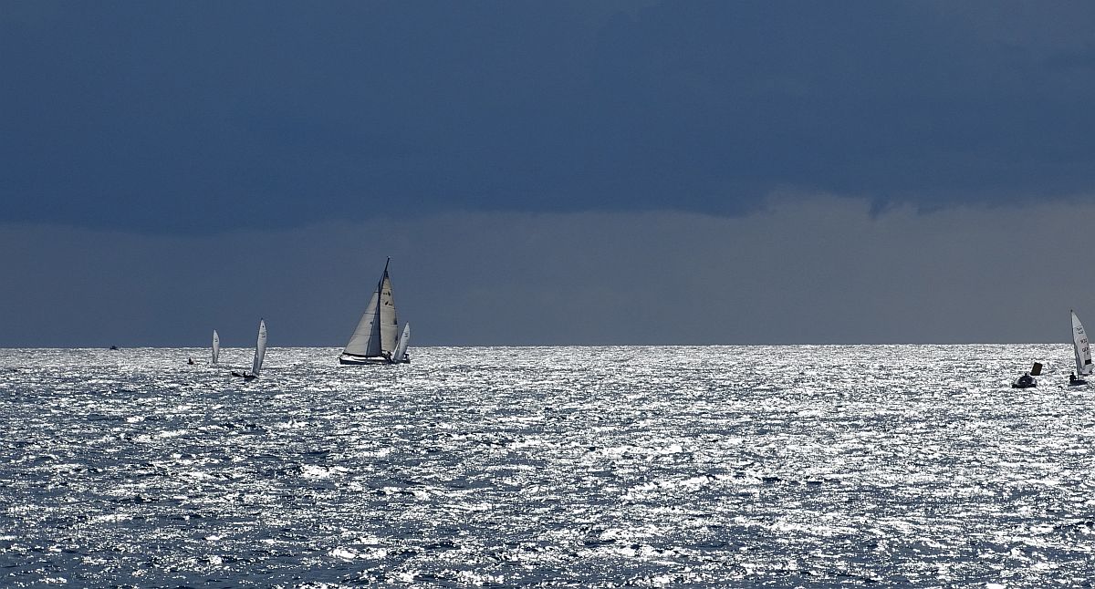 Sonne und dunkle Gewitterwolken