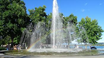 Fontäne mit Regenbogen in Arona