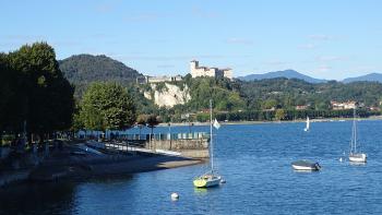 Lag Maggiore mit Rocca di Angera