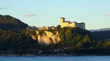 Rocca di Angera in der Abendsonne