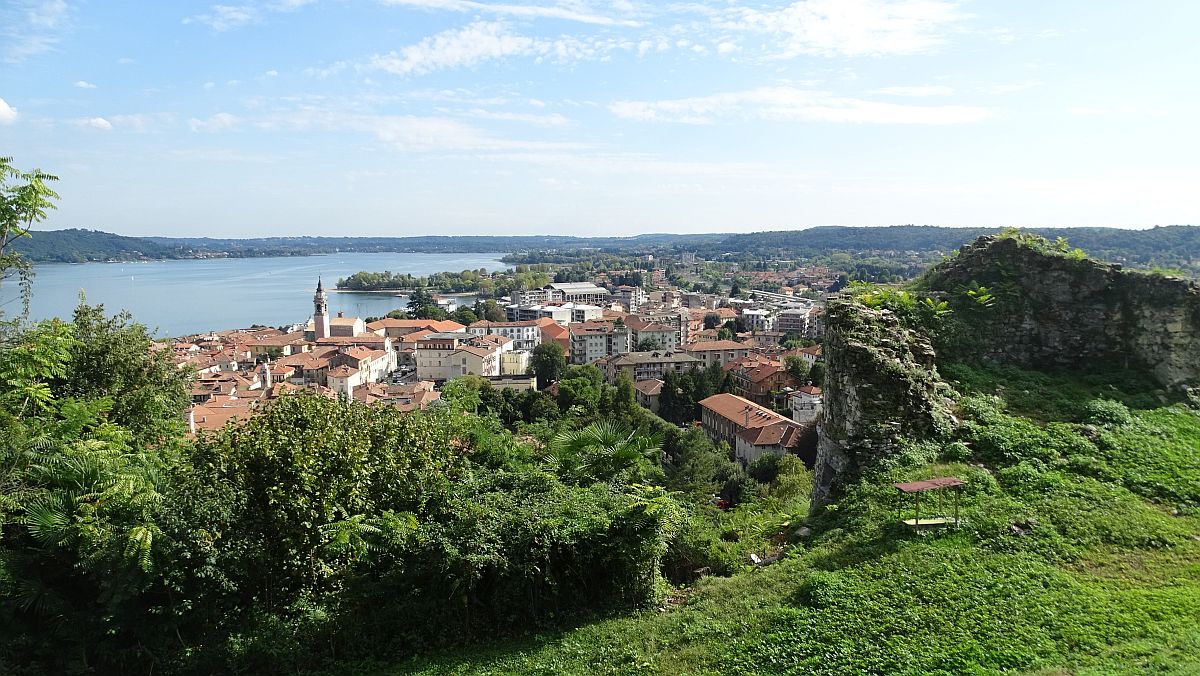 Blick auf Arona vom "Rocca"