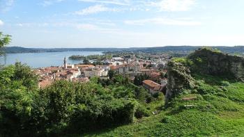 Blick auf Arona vom "Rocca"