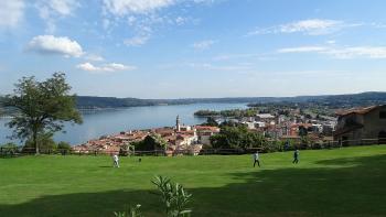 Blick auf Arona vom "Rocca"