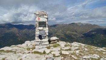 Gipfelsäule des Monte Armetta, 1.739 Meter