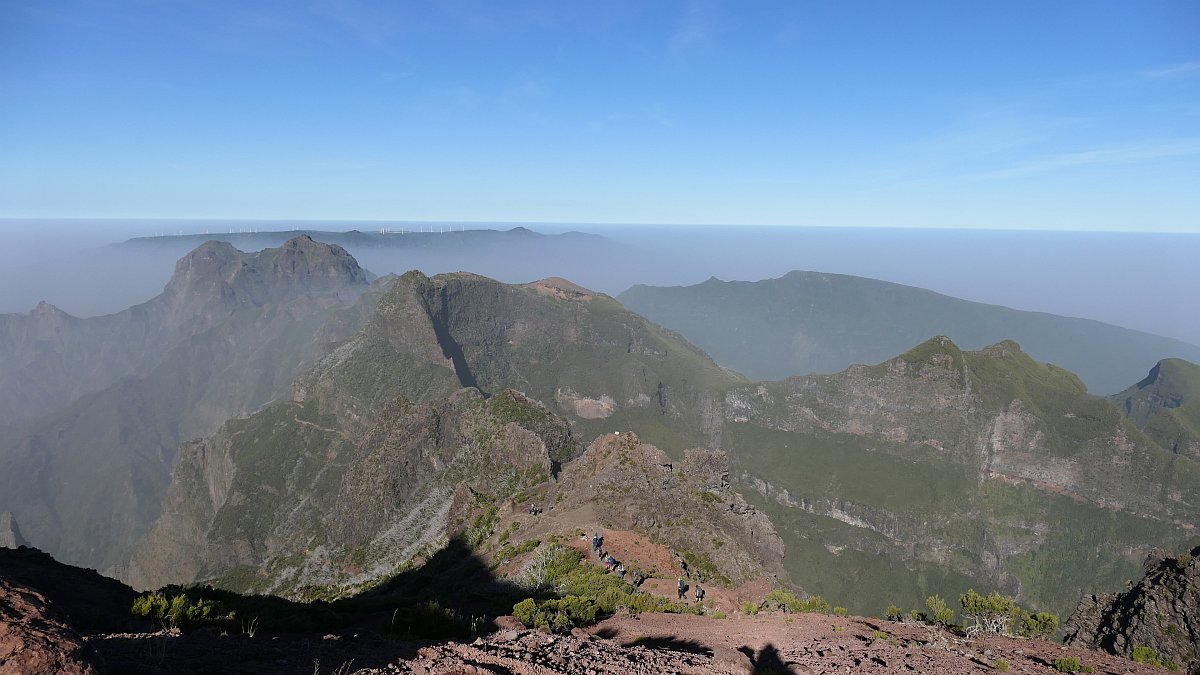 aus dem Dunst guckt die Serra do Paul