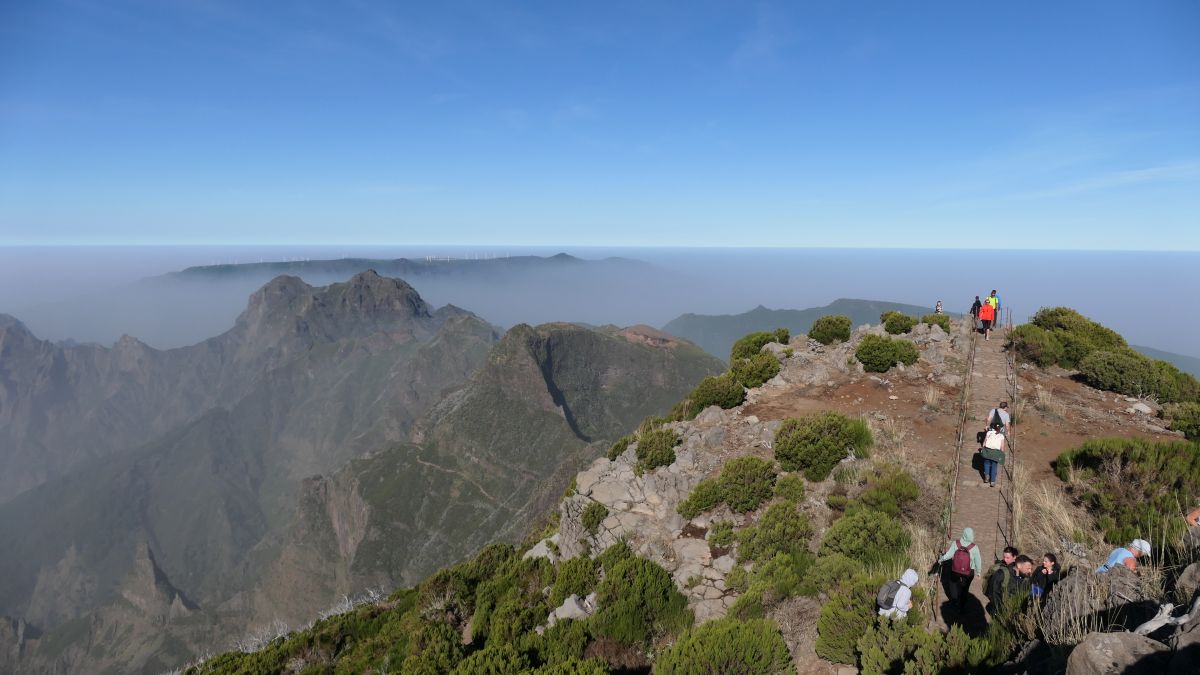 aus dem Dunst guckt die Serra do Paul