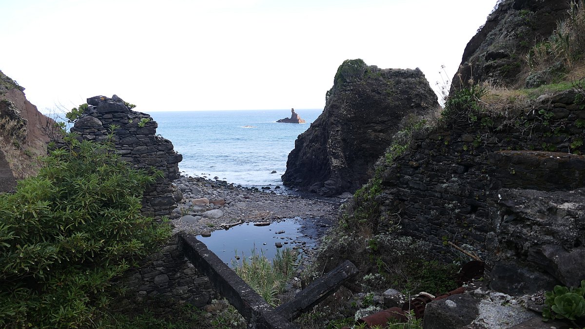 Ribeira do Porco kurz vor der Mündung in den Atlantik