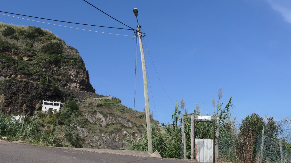 Felsenhaus, schiefe Laterne und „Privado-Schild“