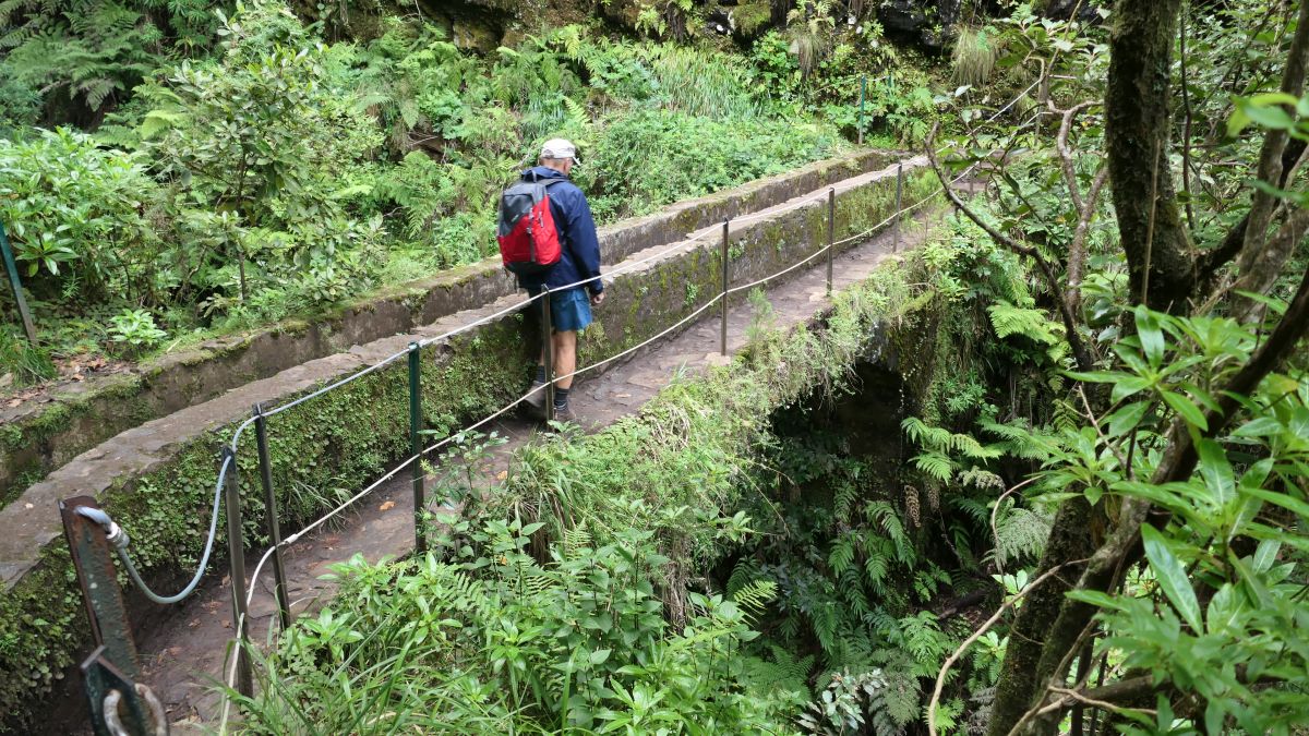 Levadabrücke über einer Schlucht