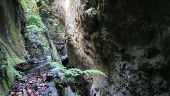 Klamm mit rostiger Brücke