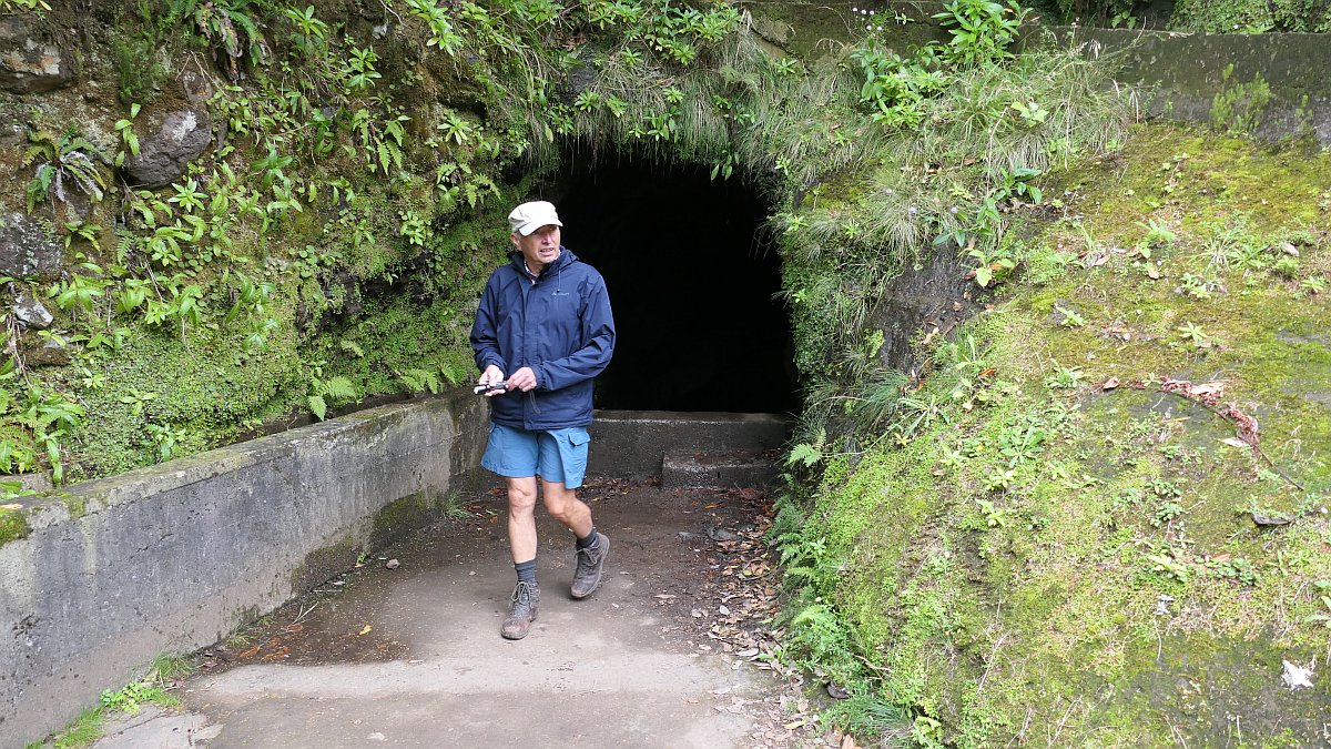 Eingang eines 1 km langen engen Tunnels