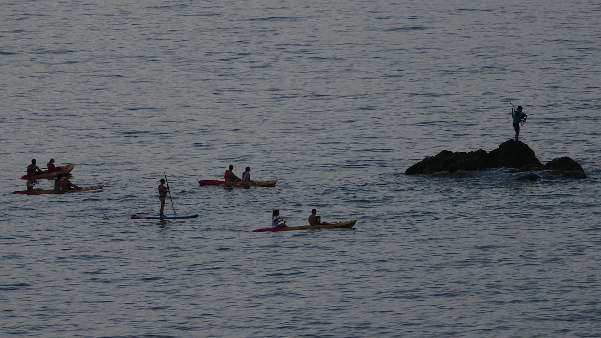 Sachen gibt’s! Ein Dudelsackspieler auf eine kleinen vorgelagerten Felseninsel bei Sonnenuntergang