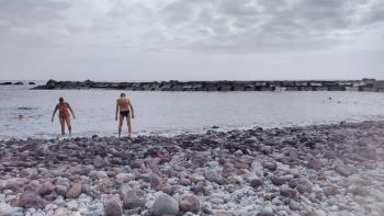 in Ponta do Sol kann man wunderbar schwimmen, nur das Reinkommen ins Wasser ist schwierig