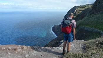 Blick die Steilklippen hinunter