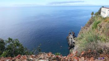 Blick hinunter zum Miradouro Cais da Ponta do Sol