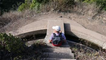 André rastet während Lutz Geocache sucht (und findet)