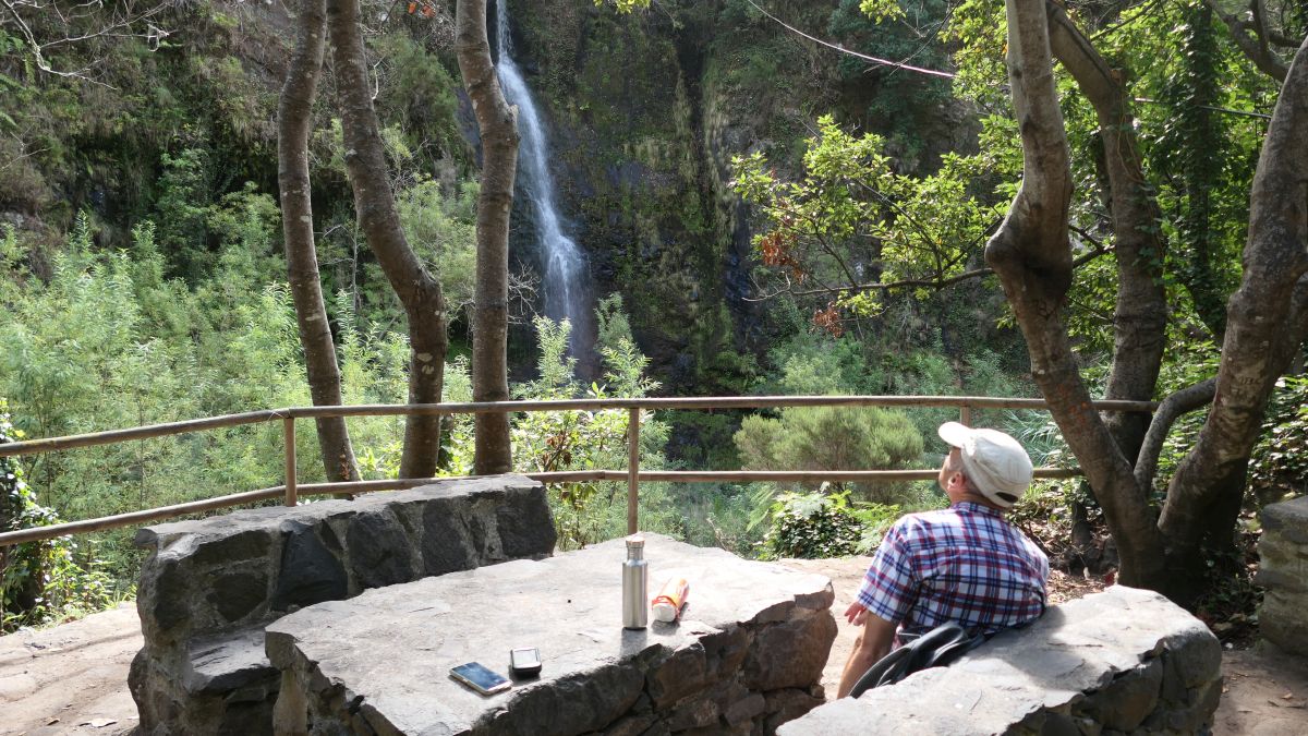 Rast an der Madre der Levada do Moinho, in diesem Fall ein Wasserfall mit Wehr