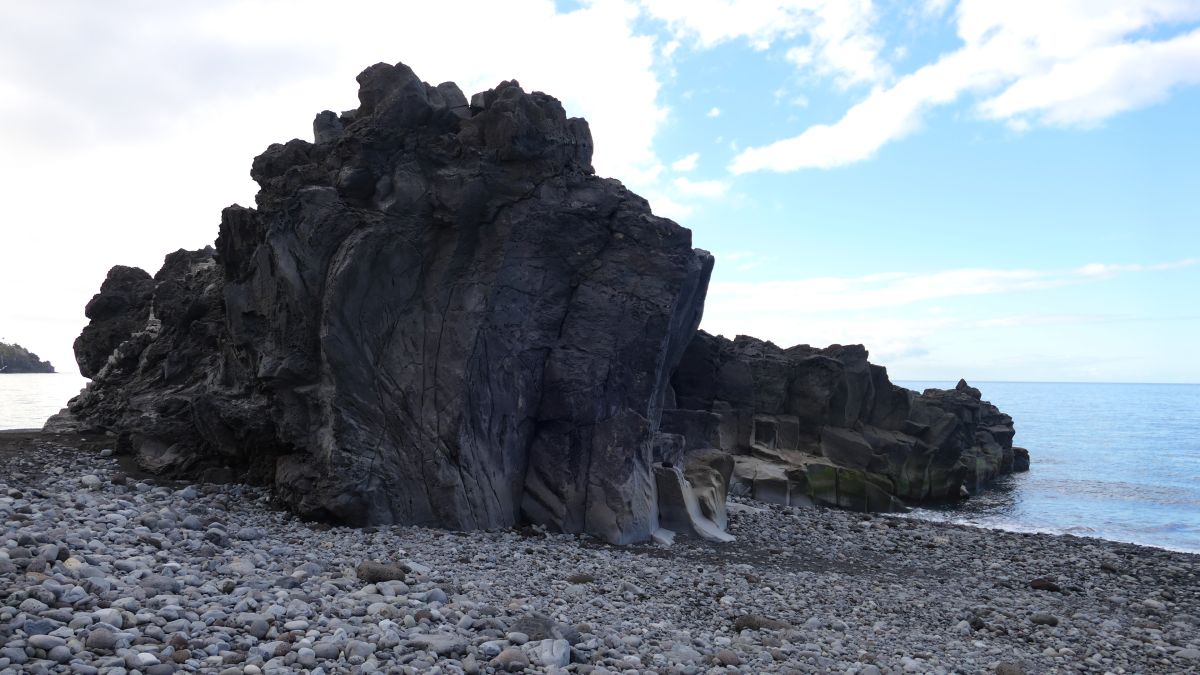 Basaltfelsen an Strand