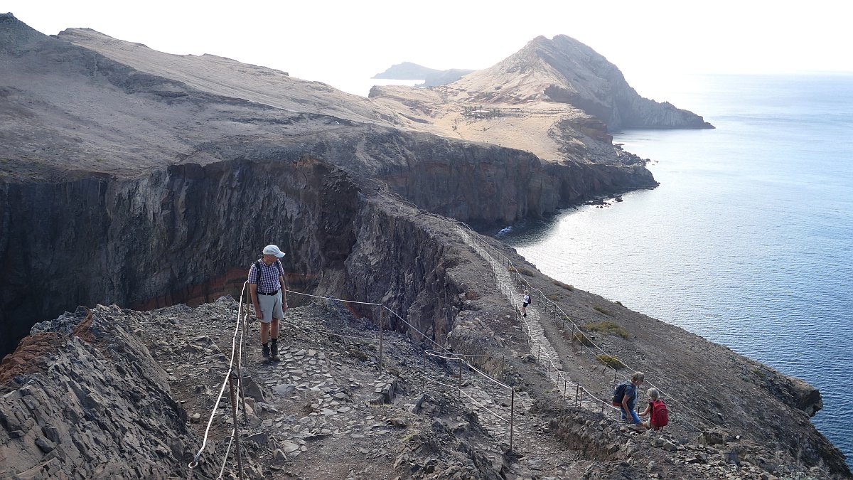 Wanderweg über einen schmalen Felsgrat