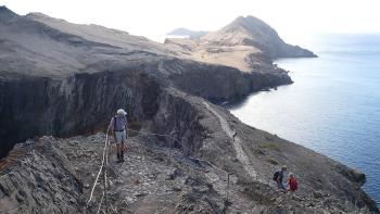 Wanderweg über einen schmalen Felsgrat