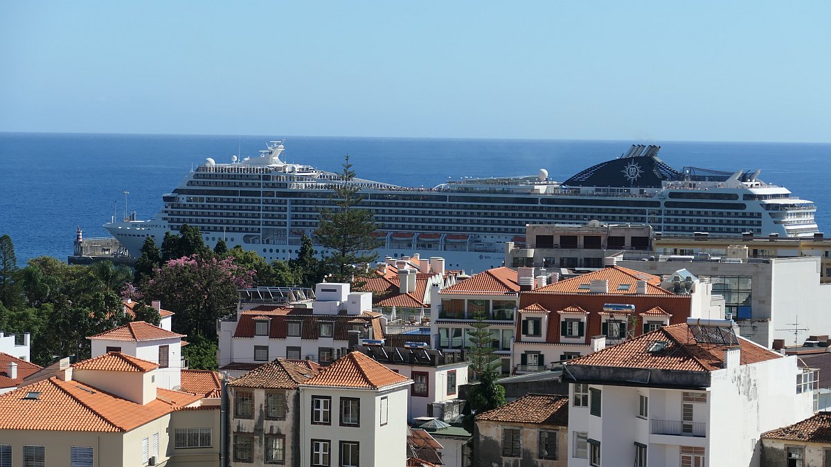 eines der furchtbaren Kreuzfahrtschiffe, Synonym für schlechten Tourismus