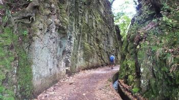 durch eine Schlucht zurück zum Auto
