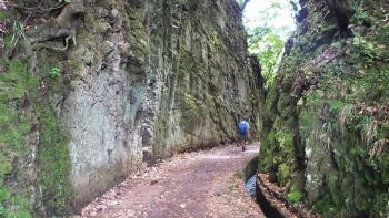 durch eine Schlucht zurück zum Auto