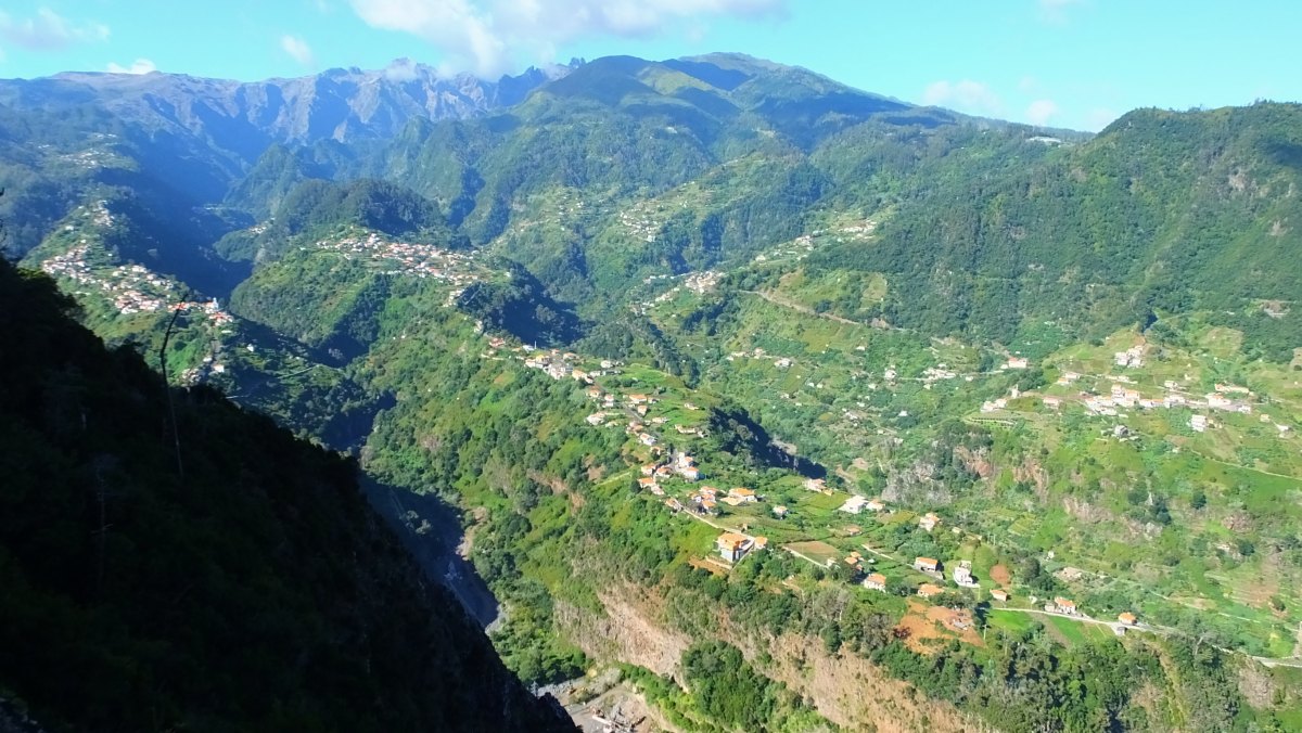 Blick hinunter auf Faial