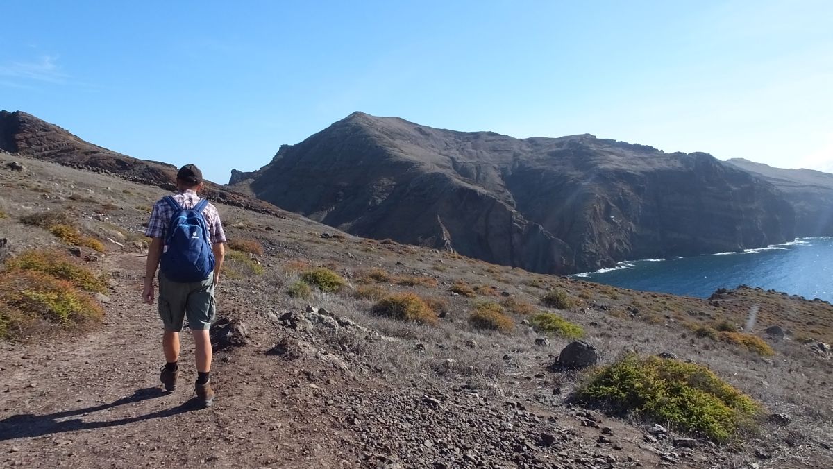 eine karge trockene Landschaft, mit vielen Sonnenstunden