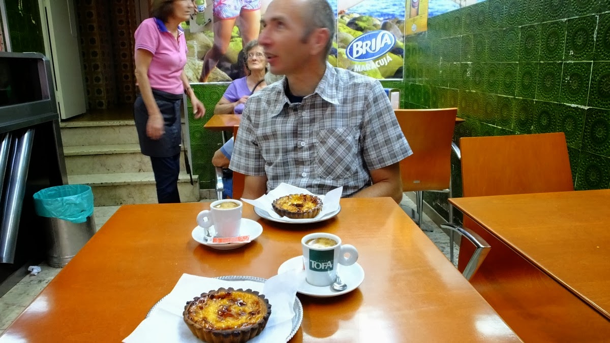 Belohnung mit Kaffe und Pasteis de Nata